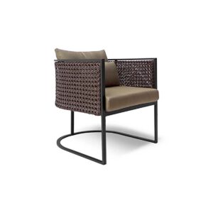 Poltrona Elvira elaborada em alumínio com tratamento próprio para área externa.